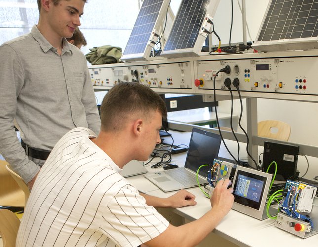 Hochmoderne Technik für einen praxisnahen Unterricht